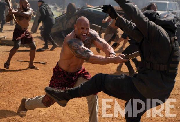 电影《速度与激情：特别行动》曝新照 巨石强森赤膊胖揍敌人