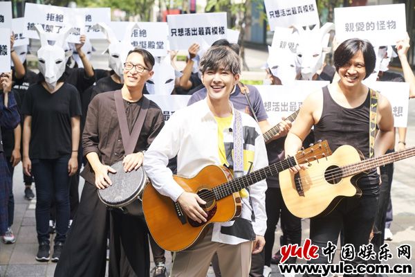 炎亚纶《亲爱的怪物》跳脱制式人生 找回初心追寻梦想