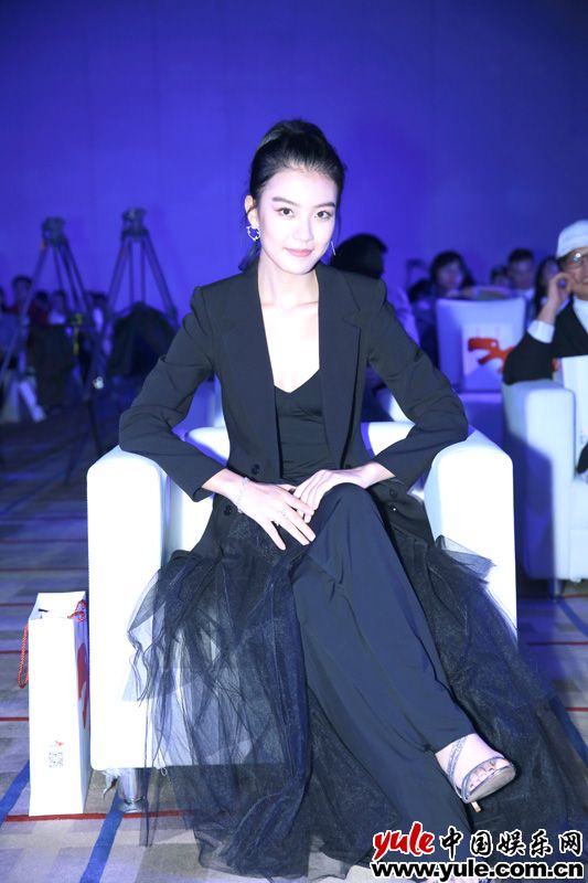 雅玫亮相《人间规则》发布会 自曝拍戏期间涂花剧本