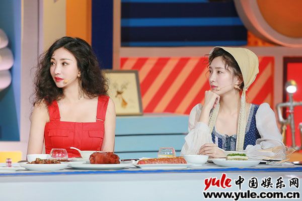 柳岩红唇卷发性感亮相《恕我直言》 与蔡康永畅聊男女相处之道