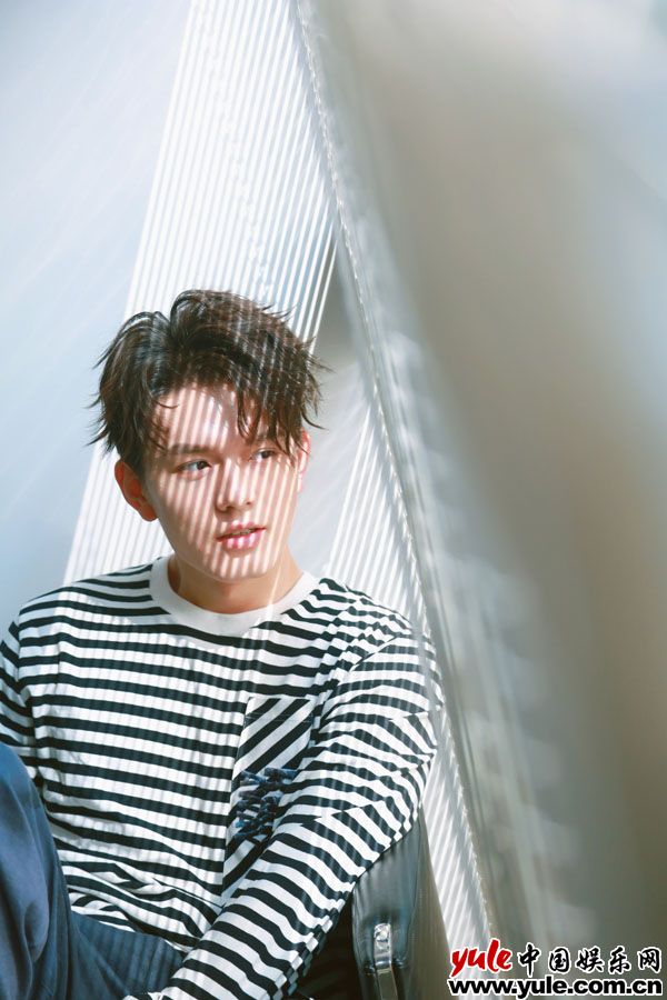 《天坑鹰猎》播放量与口碑齐飞  “国民队长”叶筱玮直播现场量头围