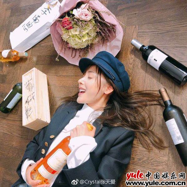 张天爱晒《鳄鱼与牙签鸟》杀青合影 网友：团宠认证！