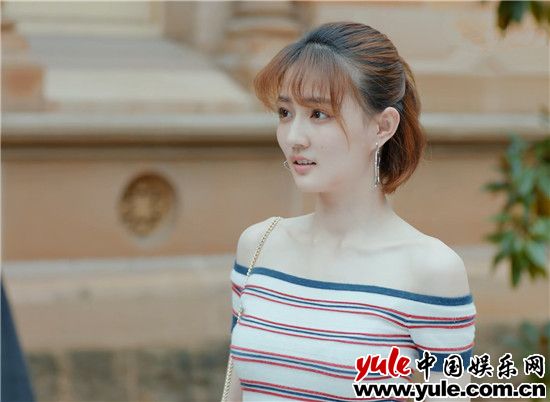 徐璐《极速青春》时尚俏皮 锁骨养眼Choker抢镜