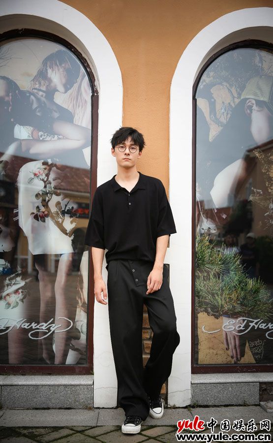 张雨剑《资深少女的初恋》顺利杀青   随性慵懒街拍曝光