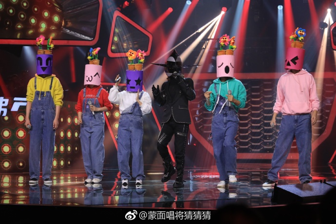 《蒙面唱将》昨晚播出，“超级变变变”造型帅炸，烟熏嗓特征太明显！
