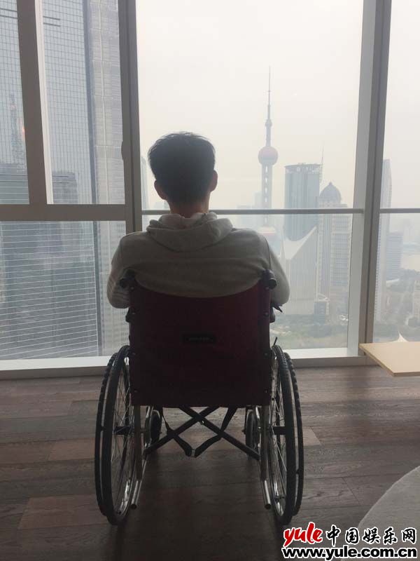 《原来你还在这里》李程彬意外出车祸带伤坚持拍戏 “审阅夫妇”迎“官宣”