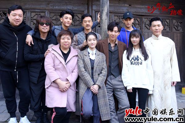 《租界少年热血档案》首次开放媒体探班   黄子韬张雪迎天台甜蜜拥吻遭“偷窥”