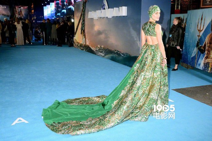 DC《海王》伦敦盛大首映 “海后”拖地长裙吸睛