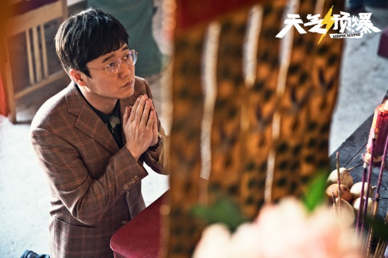 《天气预爆》曝幕后特辑 导演肖央变剧组提神神器