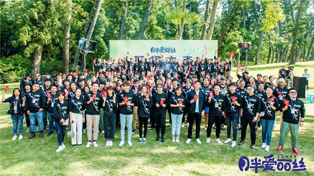 《月半爱丽丝》开机 关晓彤黄景瑜要谈场奇幻恋爱