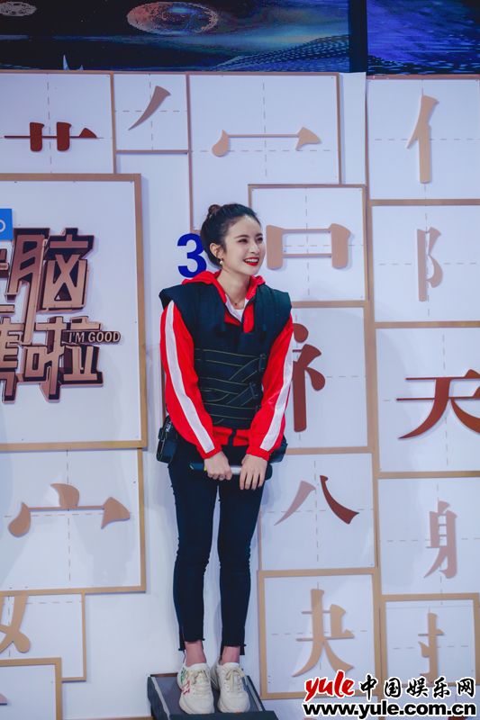 赖雨濛《快乐大本营》柔软度爆表 彰显舞蹈功底