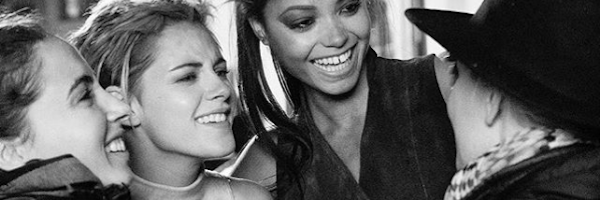 重启版《霹雳娇娃》杀青 三位娇娃与女导演合影