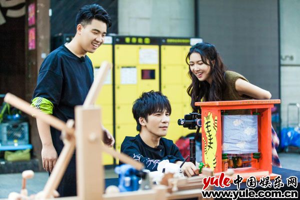 湖南卫视《快乐哆唻咪》薛凯琪大张伟秋衣出街信心十足 袁咏仪刘维比拼普通话笑料百出