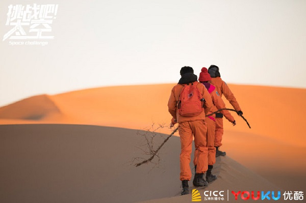 “老大哥”王宝强《挑战吧太空》求“合作” 占领休息地却无物资