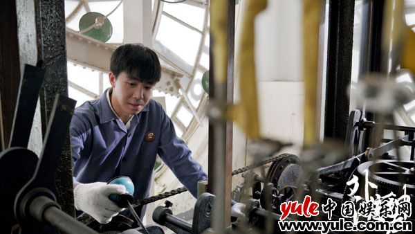 《外滩钟声》俞灏明在线追剧 化身人体弹幕机