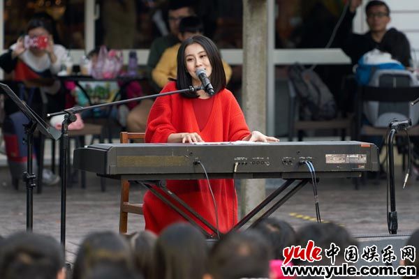 “创作精灵”白安网红景点打卡开唱  《1990s》新歌连发感谢歌迷四年等待