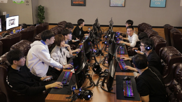 《鲁豫有约一日行》IG队员在电竞领域证明自己，轻松“互怼”玩笑是战队日常