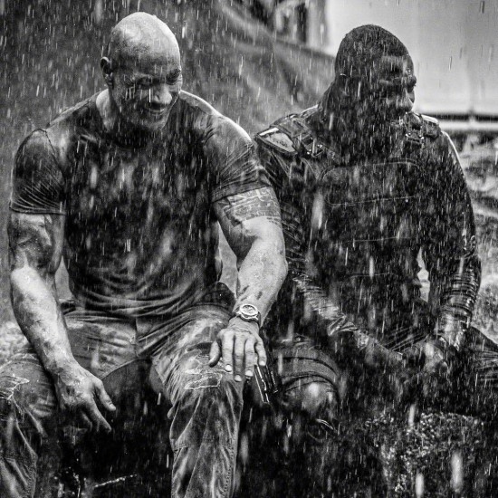 《霍伯斯与肖》片场照 巨石强森和艾尔巴雨中作乐