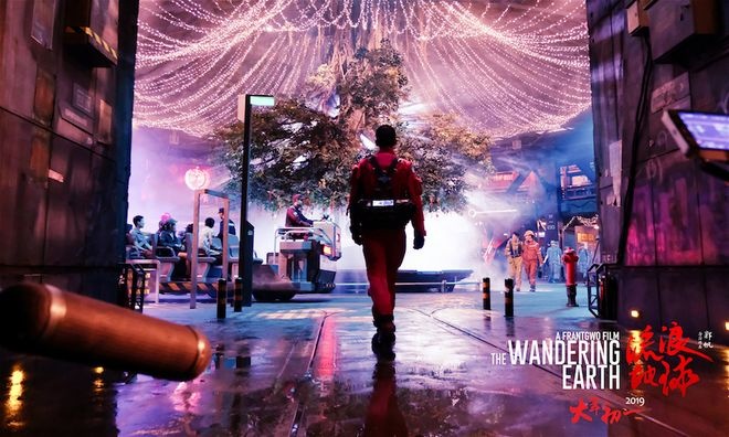 《流浪地球》发布“创想特辑” 刘慈欣发声助阵
