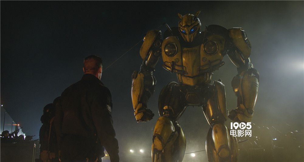 《大黄蜂》曝导演特辑 