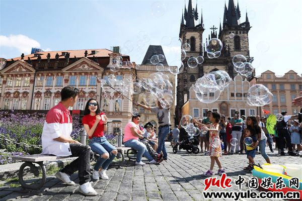 《锋味》谢霆锋、宋茜“寻味”唯美布拉格，为中国奶奶做“老北京”味道