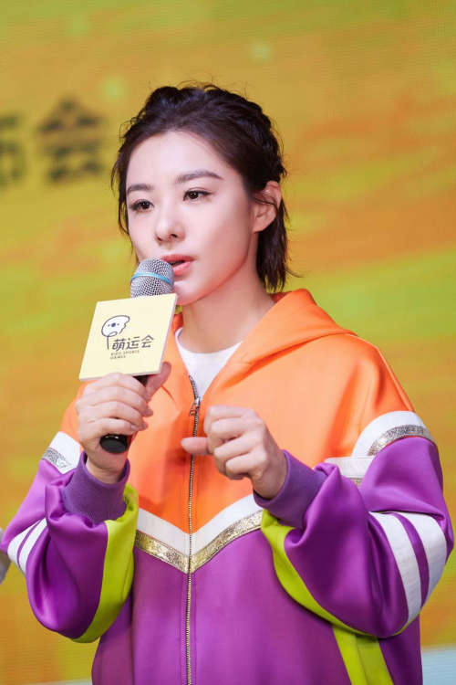 刘璇助阵《萌娃运动会》爆料儿子七个月就会前滚翻