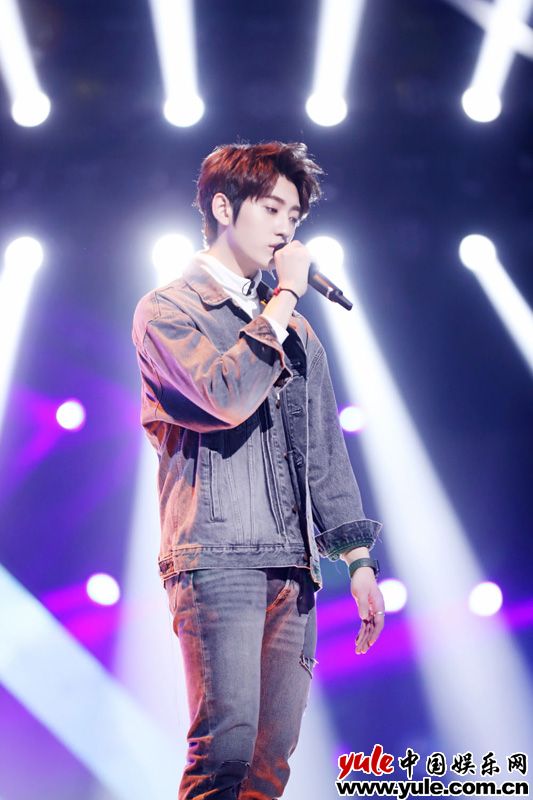 杨昊铭跨年夜《英雄上线》 “霸气”开启新一年