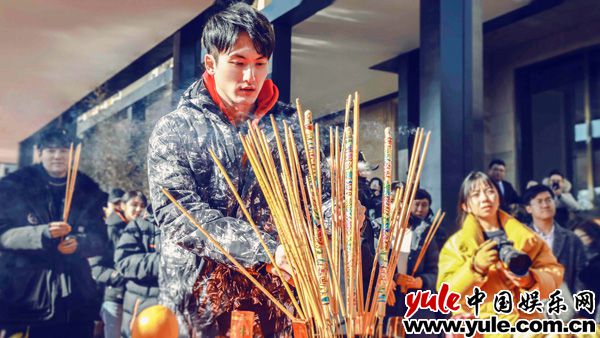 张峻鸣《燃烧的DNA》青岛开机 为爱痴狂上演虐心恋