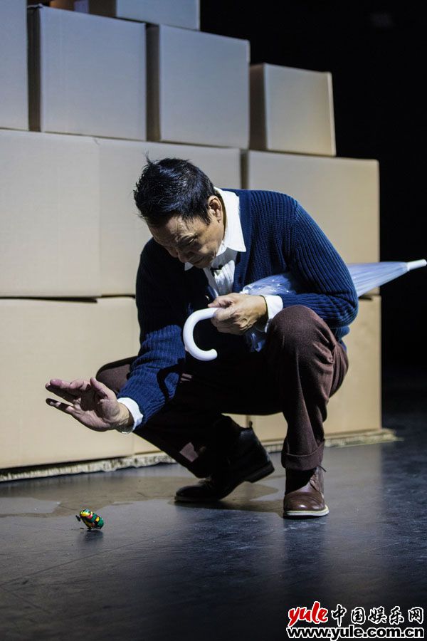 王学圻20年后回舞台《爸爸的床》全程都在打电话