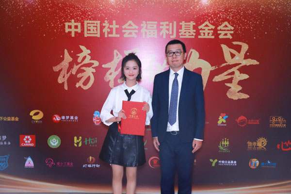 厉嘉琪化身公益大使出席公益盛典，新综艺《开耍吧》分享花式跳高“秘笈”