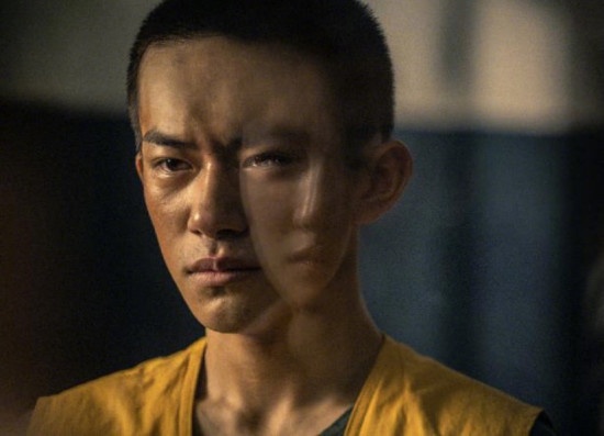 《少年的你》发布新剧照 易烊千玺囚服造型亮相