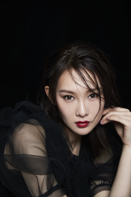 李昕岳主演《热搜女王》杀青 不在意人气流量只想角色发光