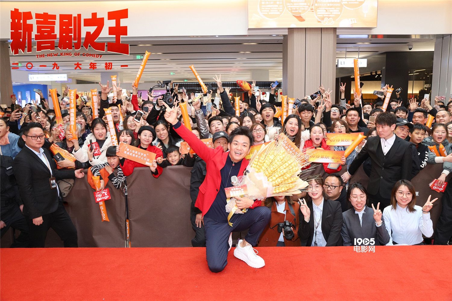 王宝强携《新喜剧之王》笑爆青岛 送咸鱼鼓励观众