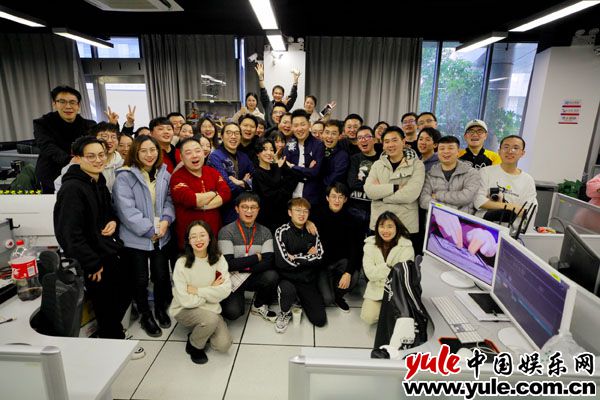 郭采洁鲍橒变身“外卖员” 为《最强大脑》后期送奶茶