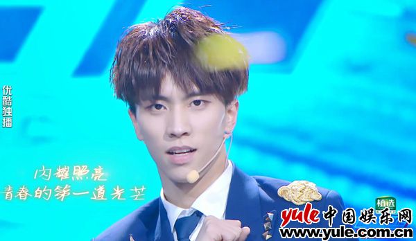 《以团之名》百人主题曲发布 全新舞台演绎《更发光》