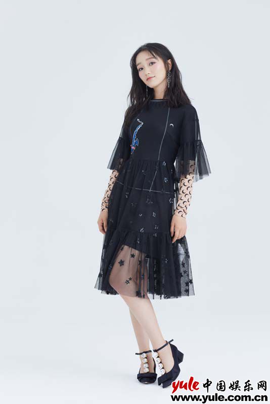 肖燕曝光初春写真 热剧《招摇》之外亦是少女