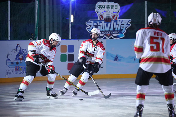 《大冰小将》张晓龙朱刚日尧莫小奇求教小将 国家女子冰球俱乐部助阵指导