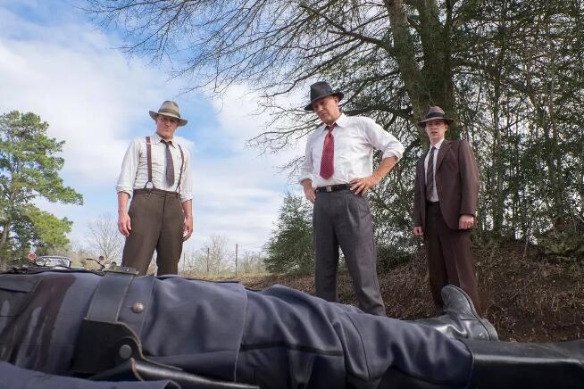 《劫匪》预告 科斯特纳和哈里森追捕“雌雄大盗”