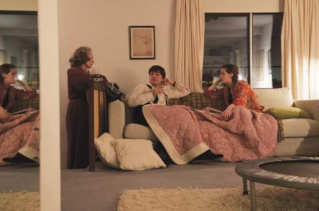 《纪念品》曝光预告 蒂尔达·斯文顿母女齐上阵