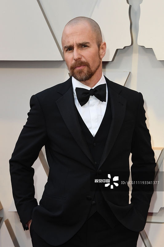 《副总统》山姆·洛克威尔携女伴光头亮相奥斯卡