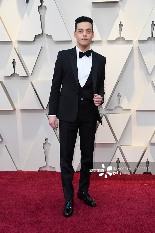 《波西米亚》拉米·马雷克西装亮相 角逐最佳男主