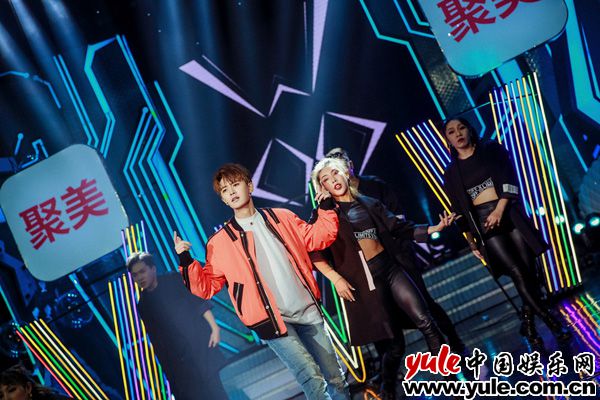 任嘉伦《天天》展示娇俏兰花指 个人单曲现场版惊喜来袭