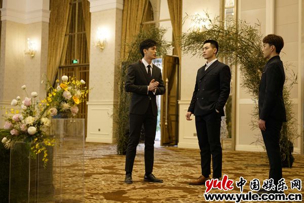 张哲瀚《谁都渴望遇见你》探班曝光 “多动瀚”喜提片场健身达人​