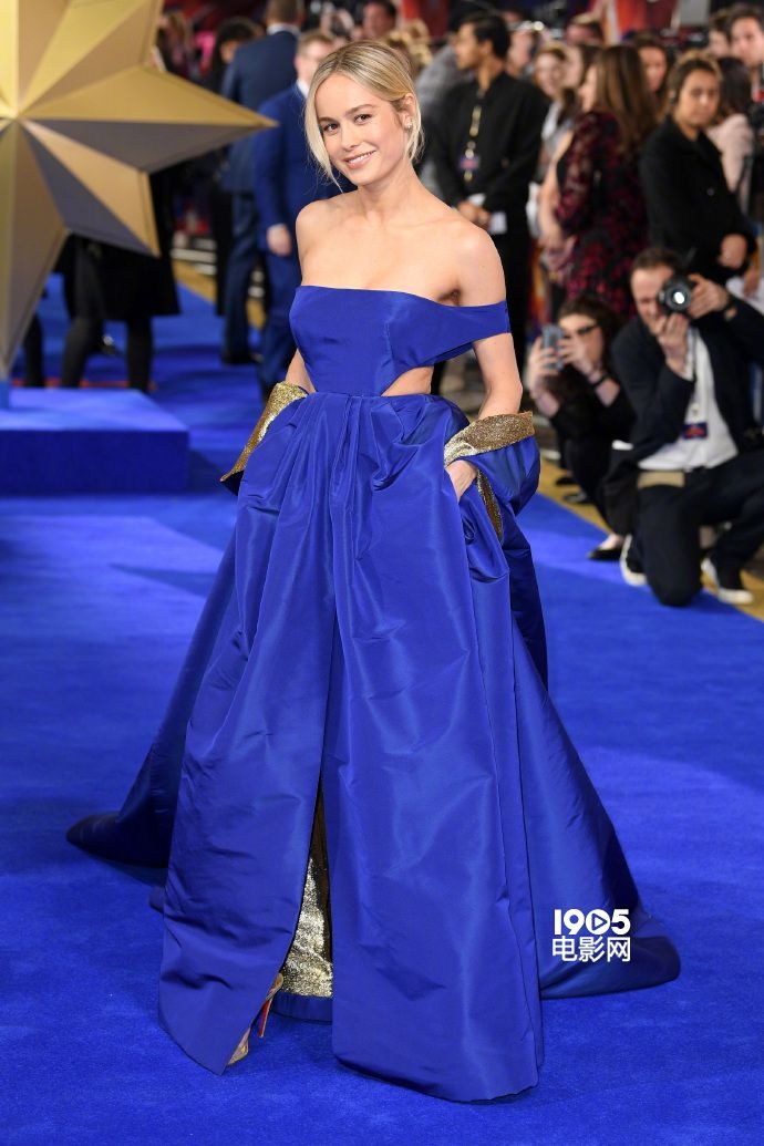 敢说不美？《惊奇队长》伦敦首映 队长蓝裙性感