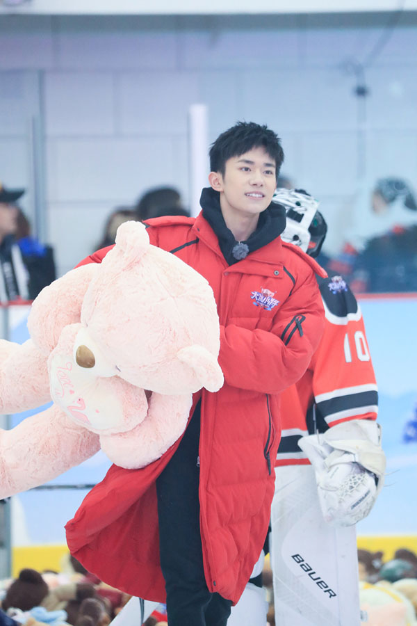 《大冰小将》易烊千玺全力推广公益比赛 小将录制新队歌齐唱《大梦想家》