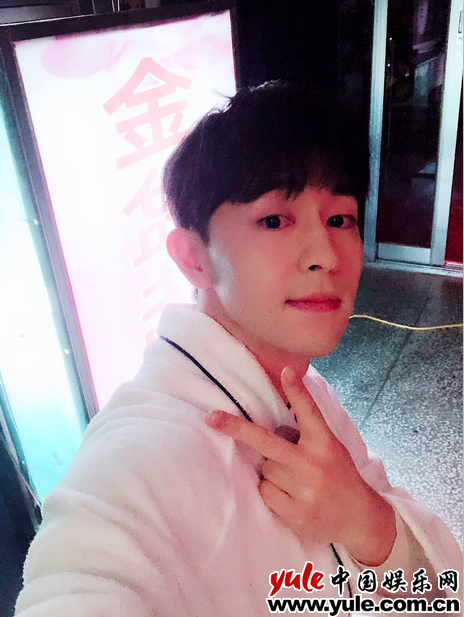 《密室大逃脱》邓伦当众泡脚超淡定 上演浴袍诱惑引围观