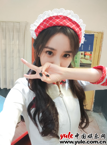 杨幂现身长沙成“臭豆腐西施” 为《密室大逃脱》作暗号打油诗