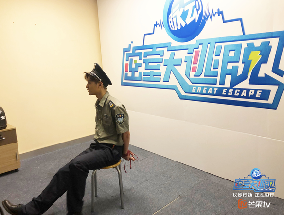 《密室大逃脱》黄明昊变身“黄保安”灵活爬窗身手矫健帅气满分