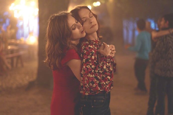 电影《洁白如雪》曝新剧照 重塑白雪公主的故事