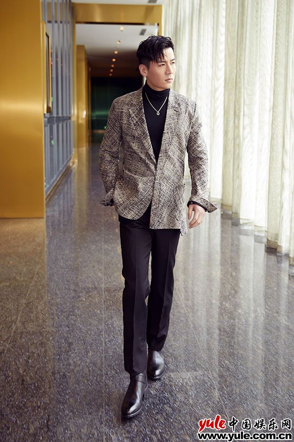 魏千翔亮相《只为遇见你》发布会 格调别致尽显绅士风度